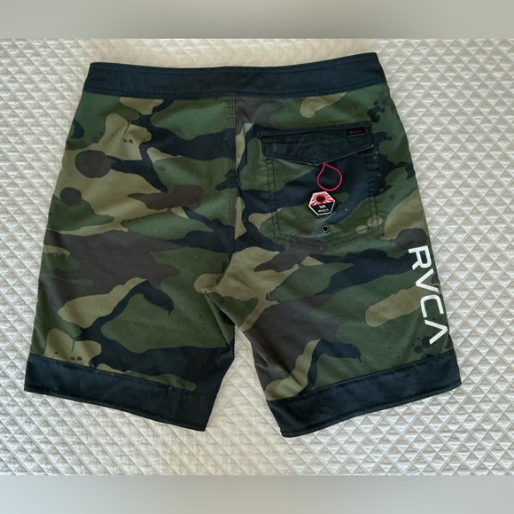 RVCA Men's Green Camo Board Shorts - Picture 2 of 6